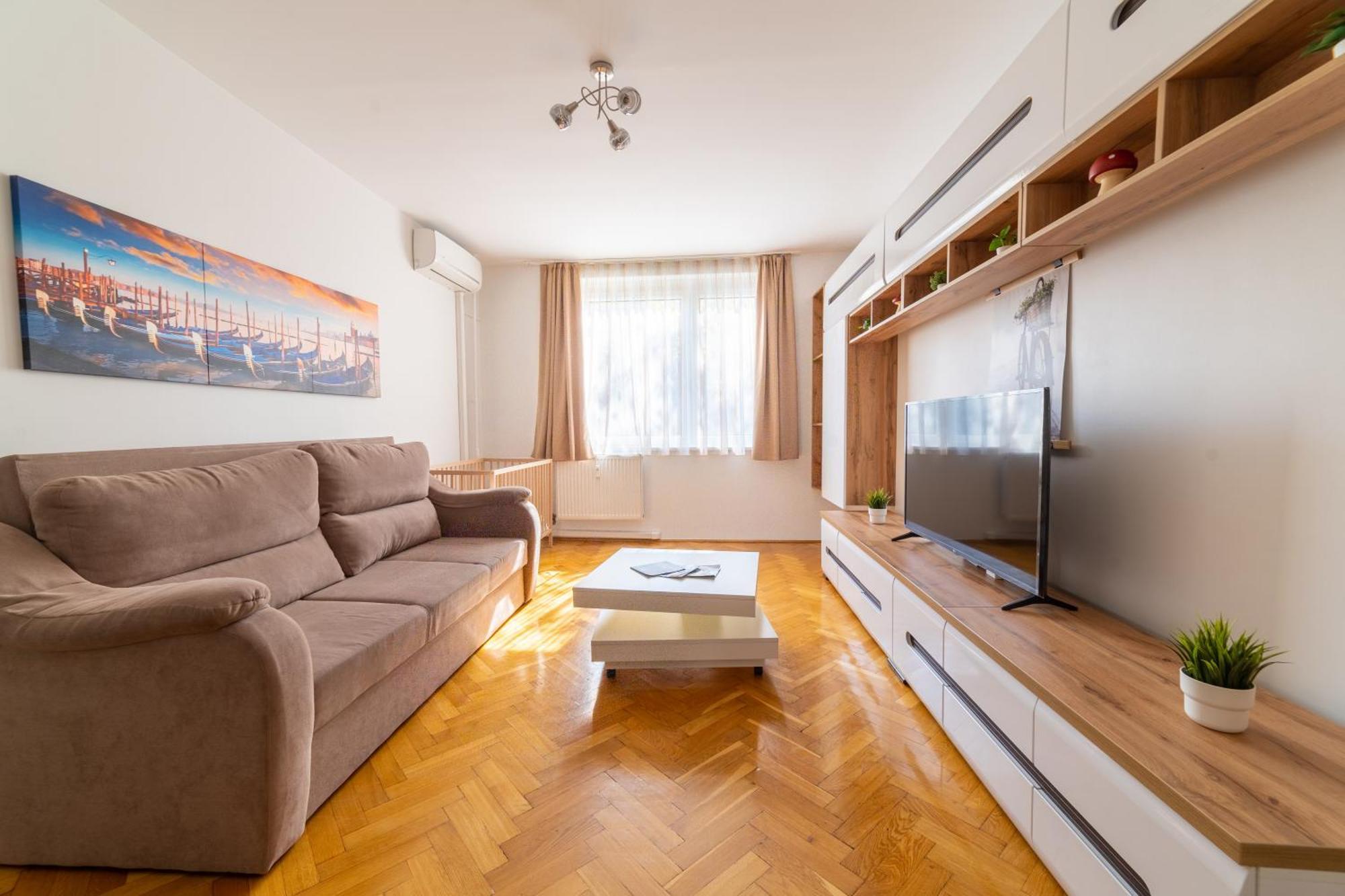 Comfort 14 -- Stylish City Apartment Netflix, Wi-Fi & Parking Miskolc Exterior photo