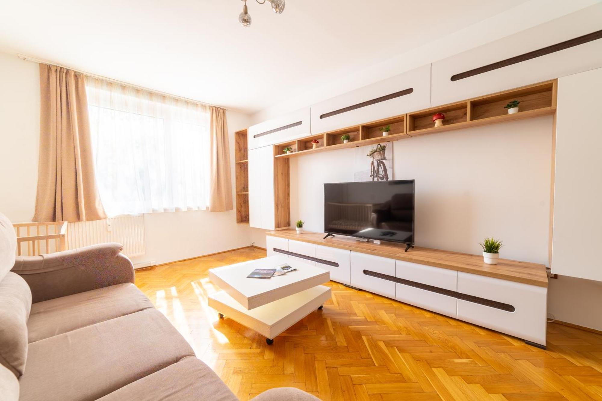 Comfort 14 -- Stylish City Apartment Netflix, Wi-Fi & Parking Miskolc Exterior photo